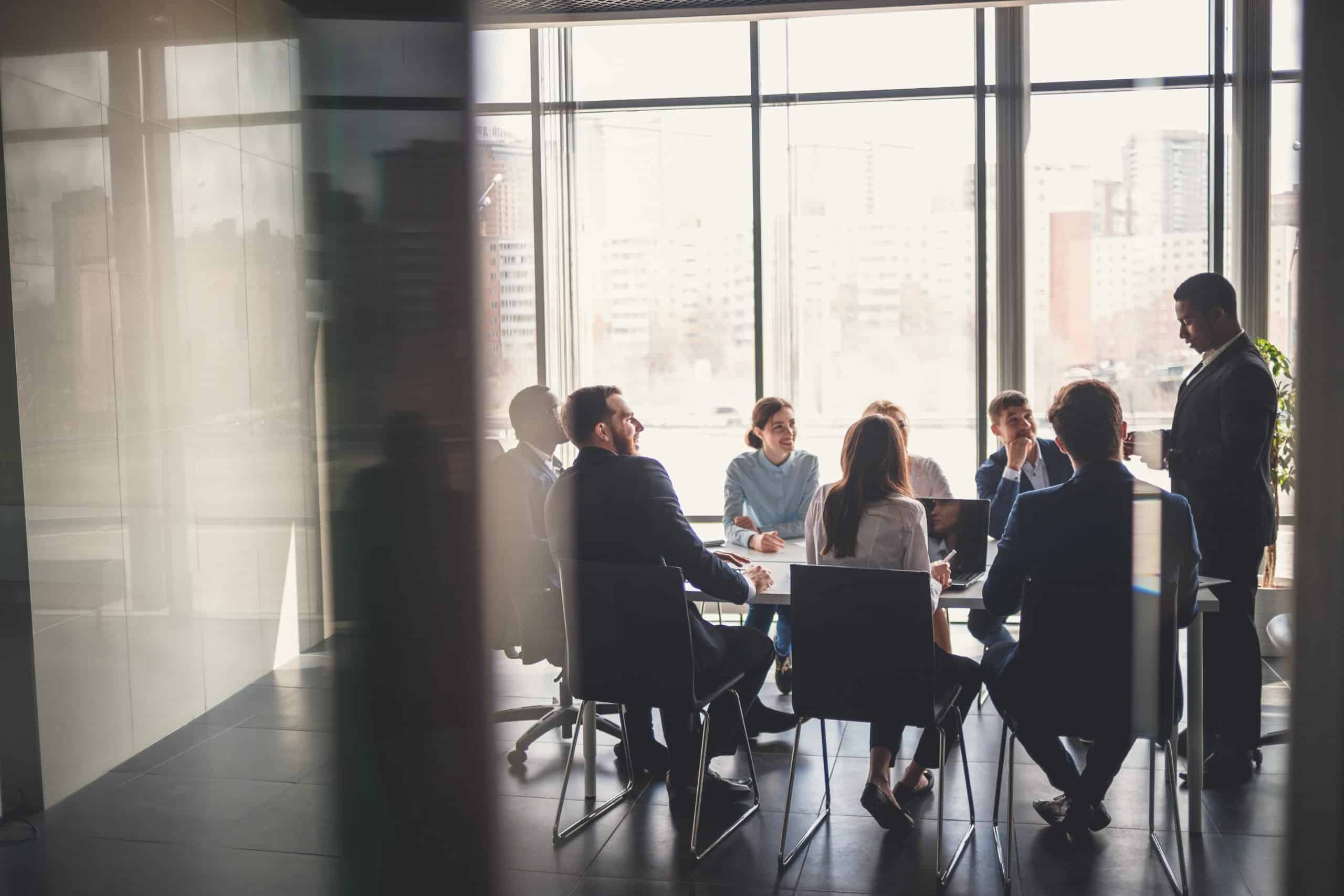 Illustration montrant une salle de réunion remplie de collaborateur qui discute