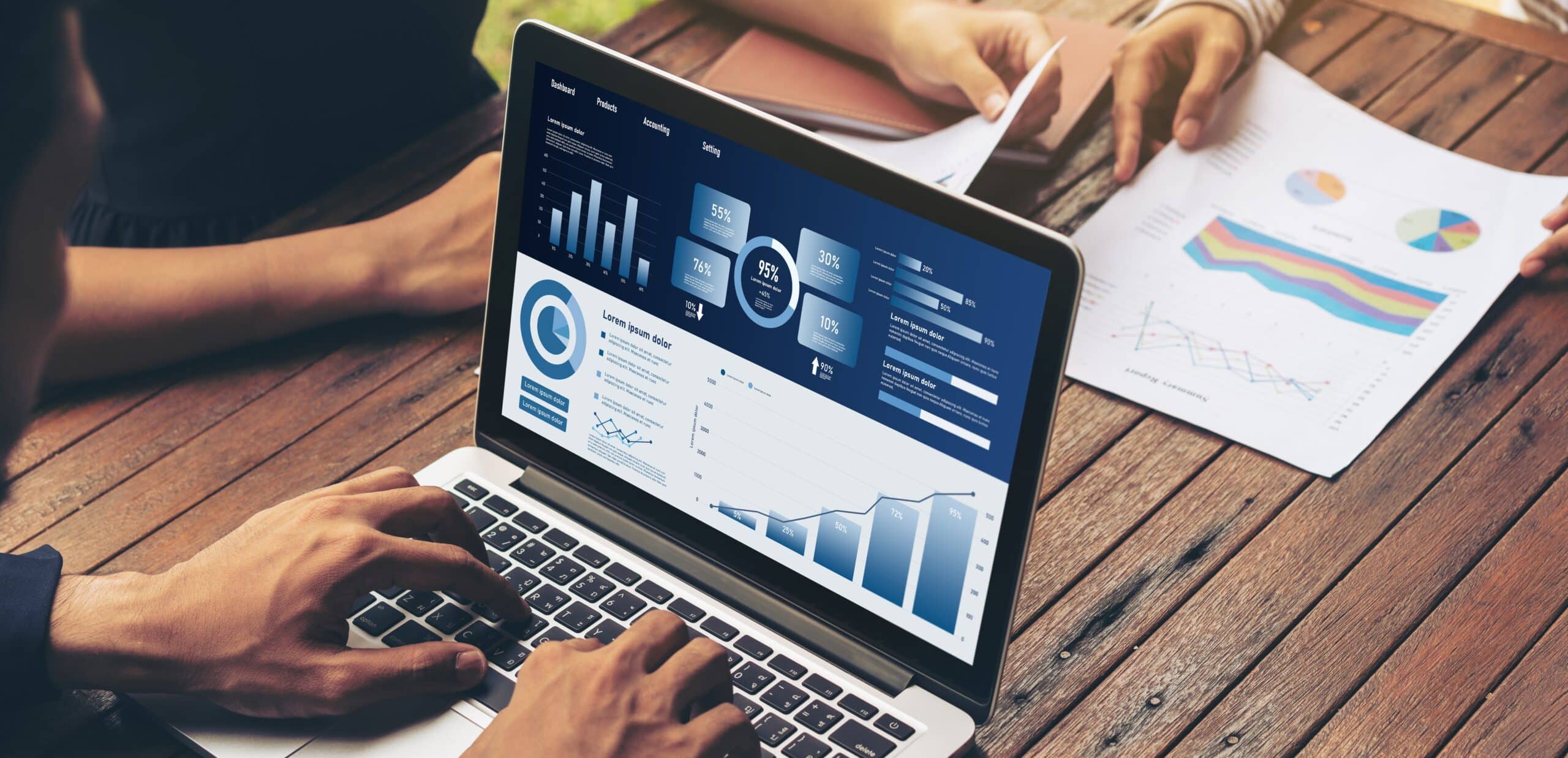 Ordinateur avec dashboards webtrafic